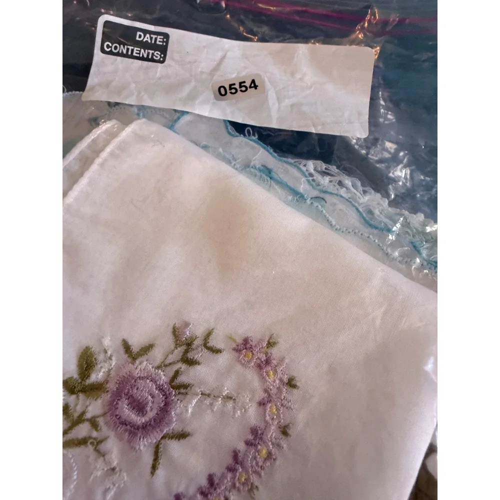 Vintage Handkerchief Lot 4 Floral Embroidered Lace Trim Cotton‎ White Blue Pink